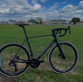 Silniční model Orbea Orca M35i z programu MyO. Kromě barvy zde byla změněna výška ráfků na 45mm. Bylo přidáno sedlo Fizik...