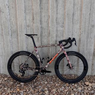 Limitovaná edice gravelu Basso Palta Art Bound 👌 Rámů v tomto designu bylo vyrobeno pouze omezené množství a my jsme moc...