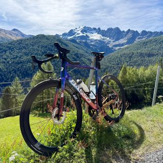 🇮🇹✨ Jeden z našich zákazníků nám posílá pozdrav z italských kopců, kde si užívá jízdu na svém Basso SV. Itálie + Basso =...